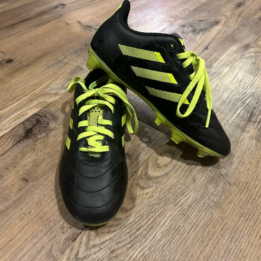 Kids Adidas soccer size 1.5 cleats.